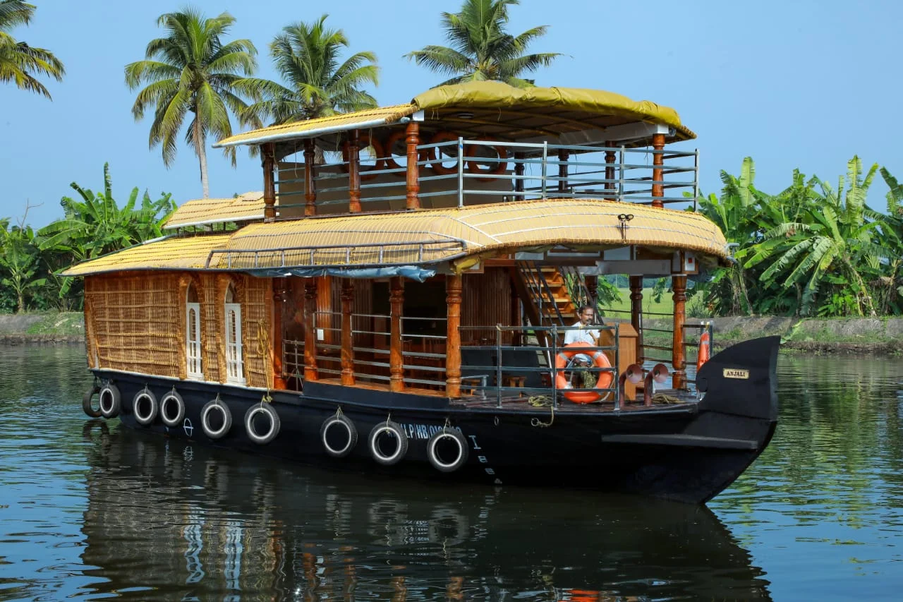 DELUXE HOUSE BOAT