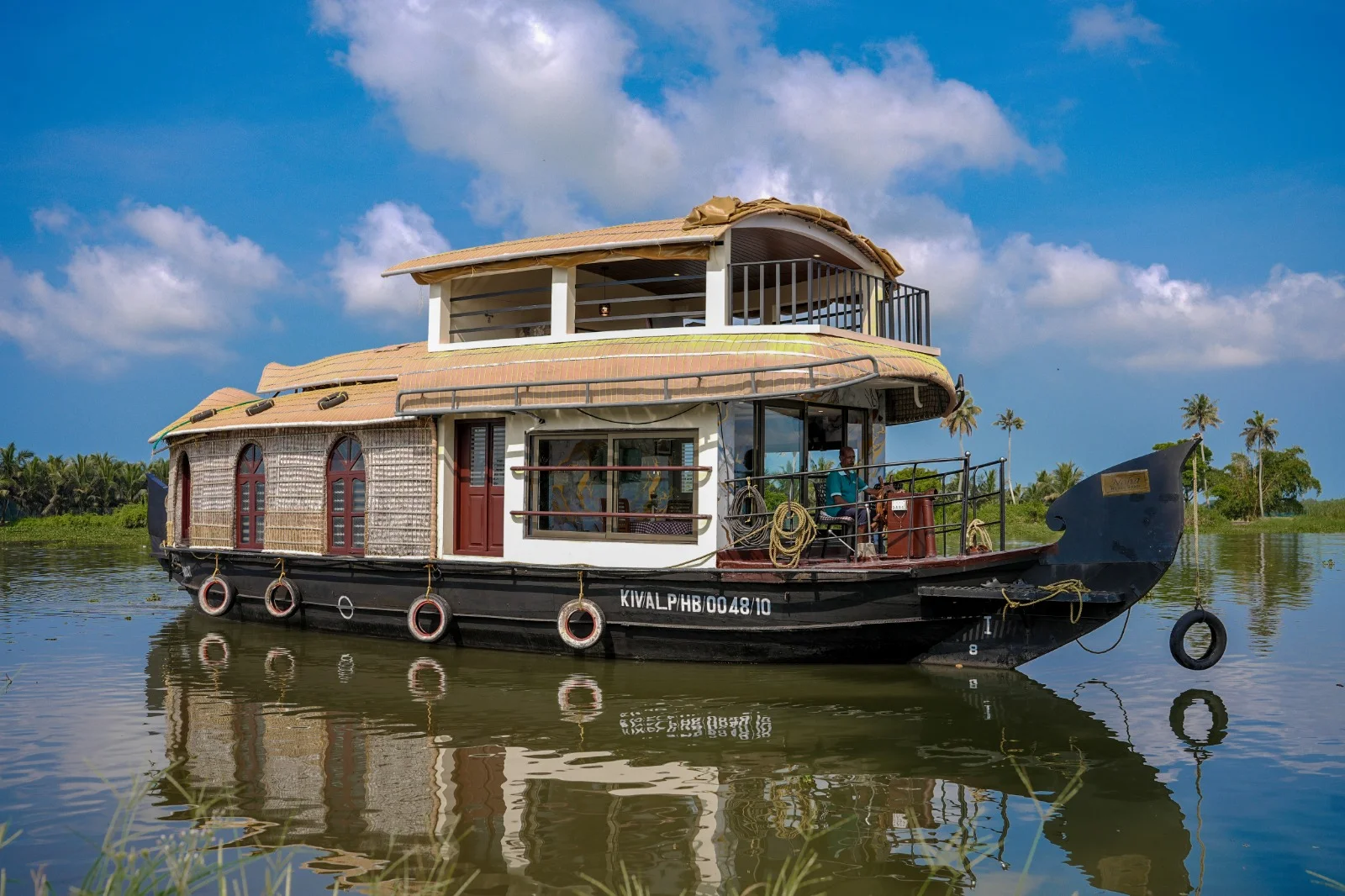 DELUXE HOUSE BOAT